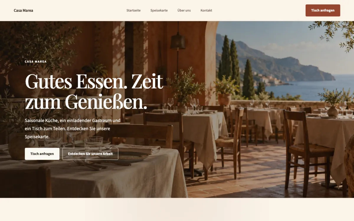 Vorschau der Website von Casa Marea mit der Gastronomie-Vorlage Harbor: Kopfzeile mit Menü, große Überschrift und Reservierungsbutton über einem Foto des Hafens.